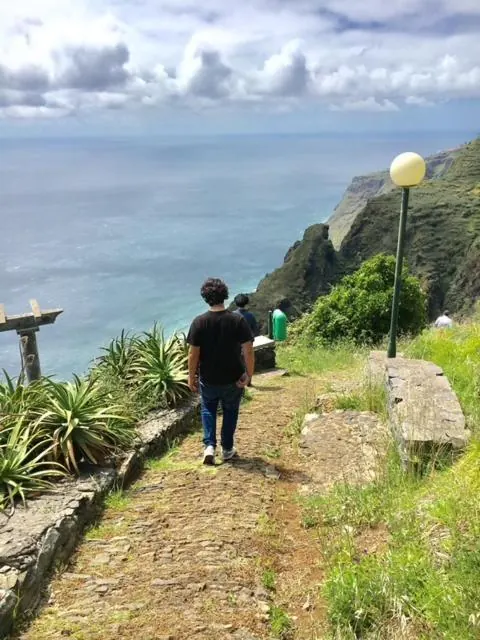 Trilho com vista de mar