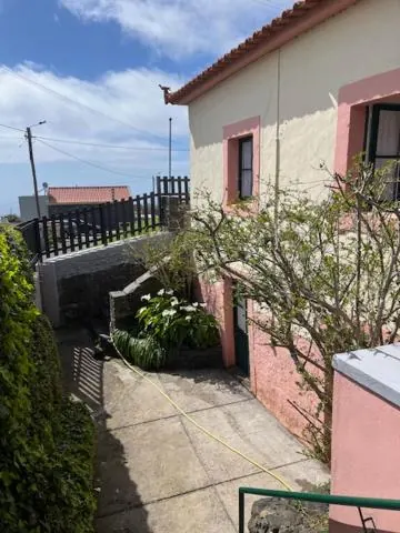 Fachada da casa e a escada da entrada