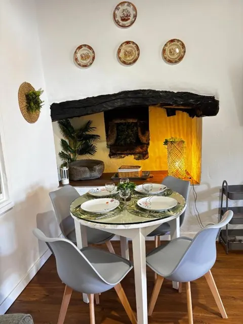 Mesa de jantar em frente à lareira antiga